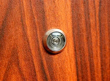 Instalação de olho mágico na Mooca